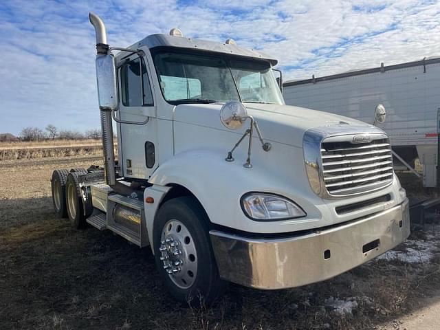 Image of Freightliner Columbia equipment image 1