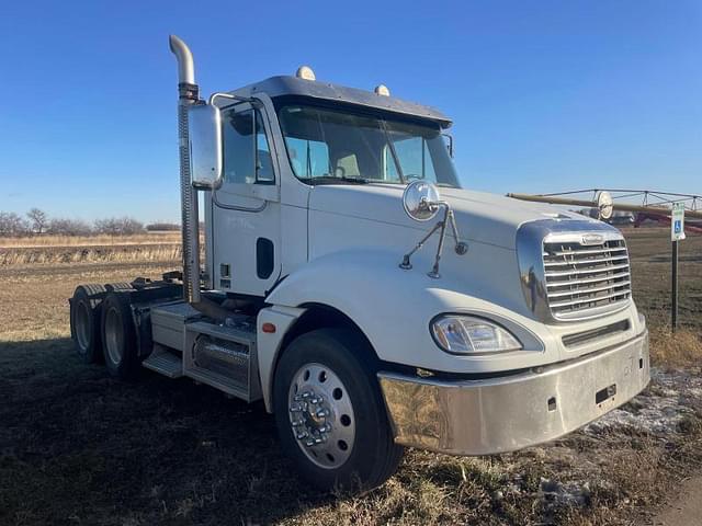 Image of Freightliner Columbia equipment image 2