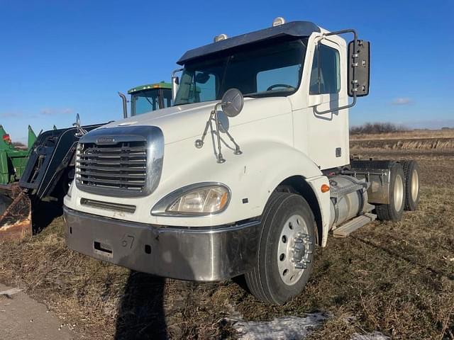 Image of Freightliner Columbia equipment image 4