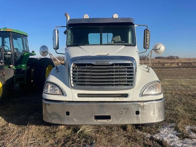 Image of Freightliner Columbia equipment image 3