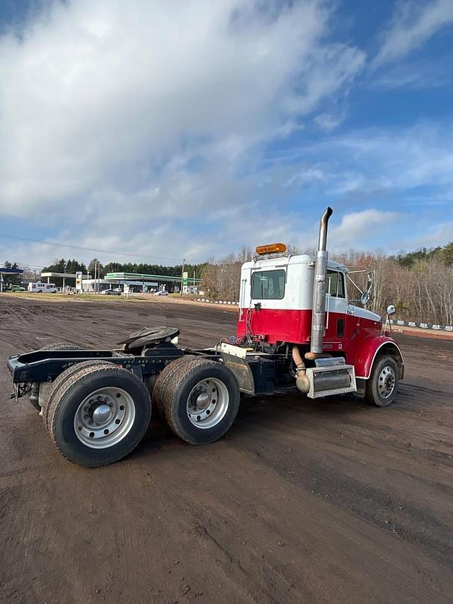 Image of Freightliner FLD120 equipment image 2