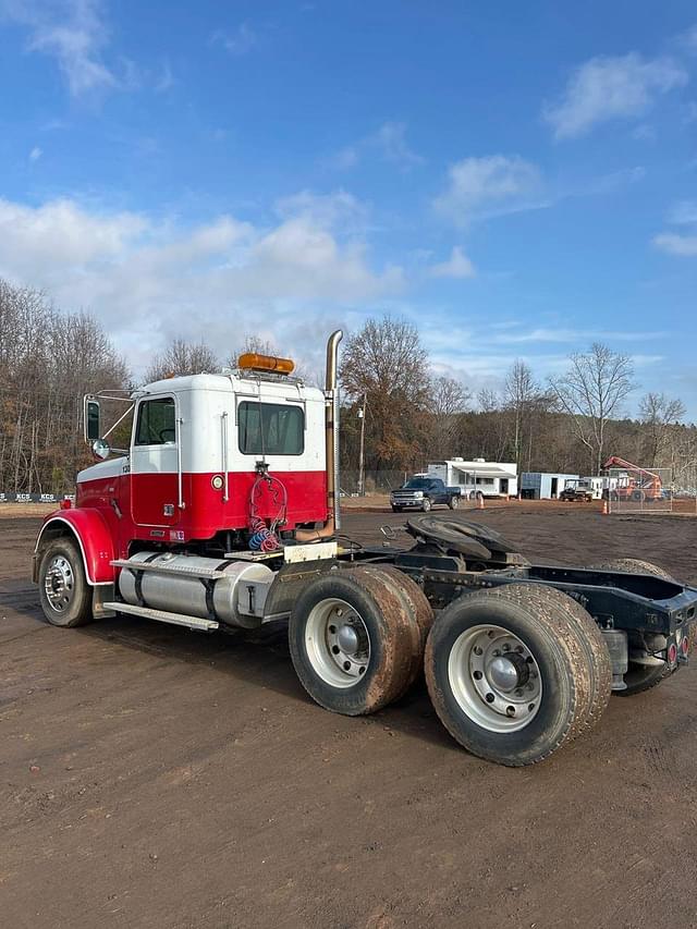 Image of Freightliner FLD120 equipment image 3