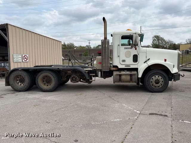 Image of Freightliner FLD120 equipment image 3