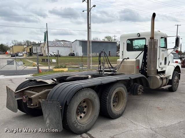 Image of Freightliner FLD120 equipment image 4