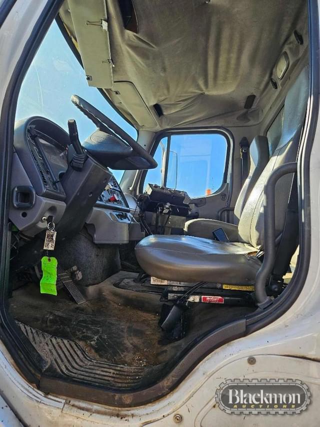 Image of Freightliner M2 equipment image 3