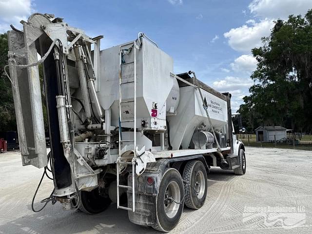 Image of Freightliner M2 112 equipment image 4