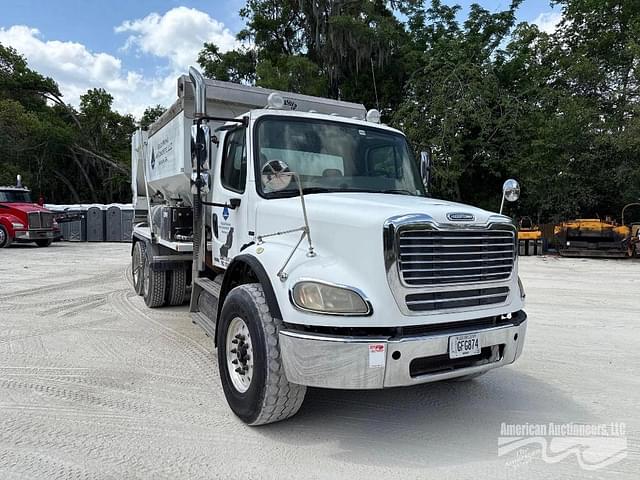 Image of Freightliner M2 112 equipment image 2
