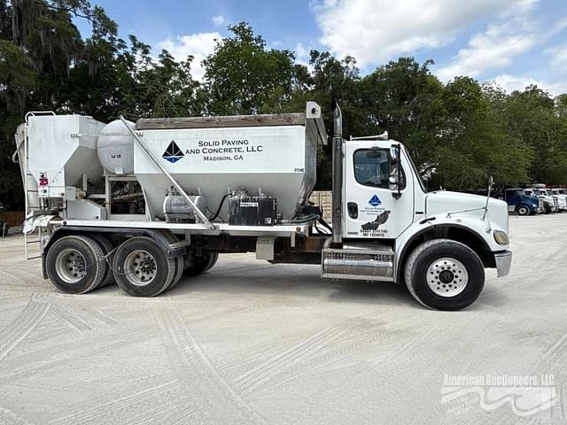 Image of Freightliner M2 112 equipment image 3