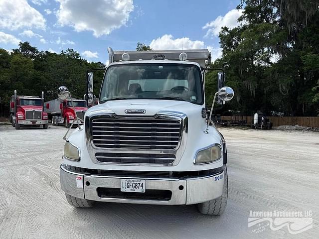 Image of Freightliner M2 112 equipment image 1