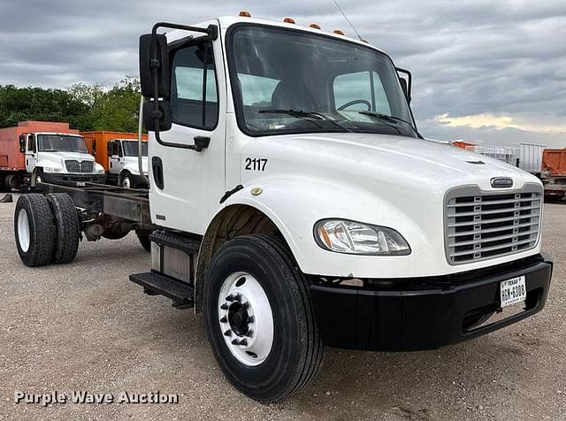 Image of Freightliner M2 equipment image 2