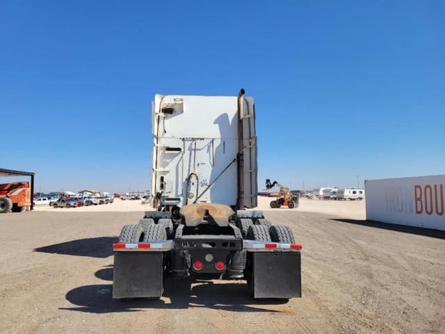 Image of Freightliner ST120 equipment image 3