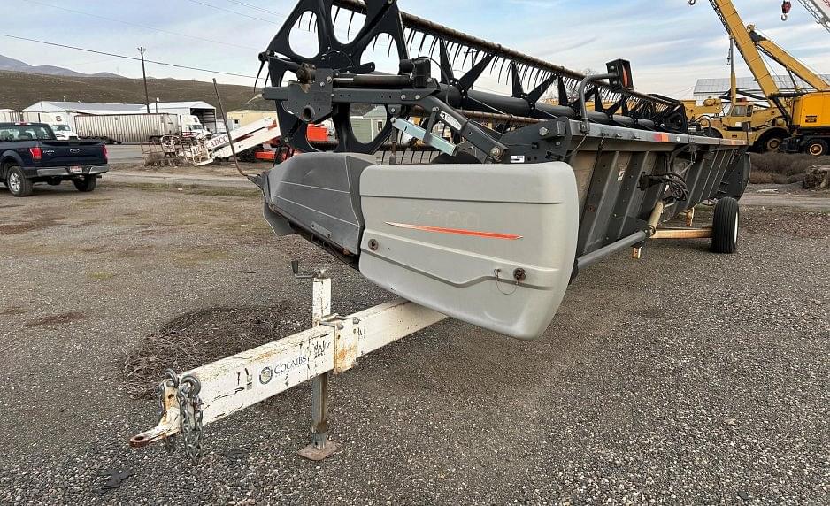 Image of Gleaner 7200 Image 0