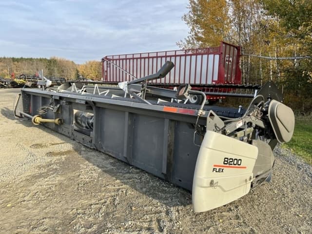 Image of Gleaner 8200 equipment image 3