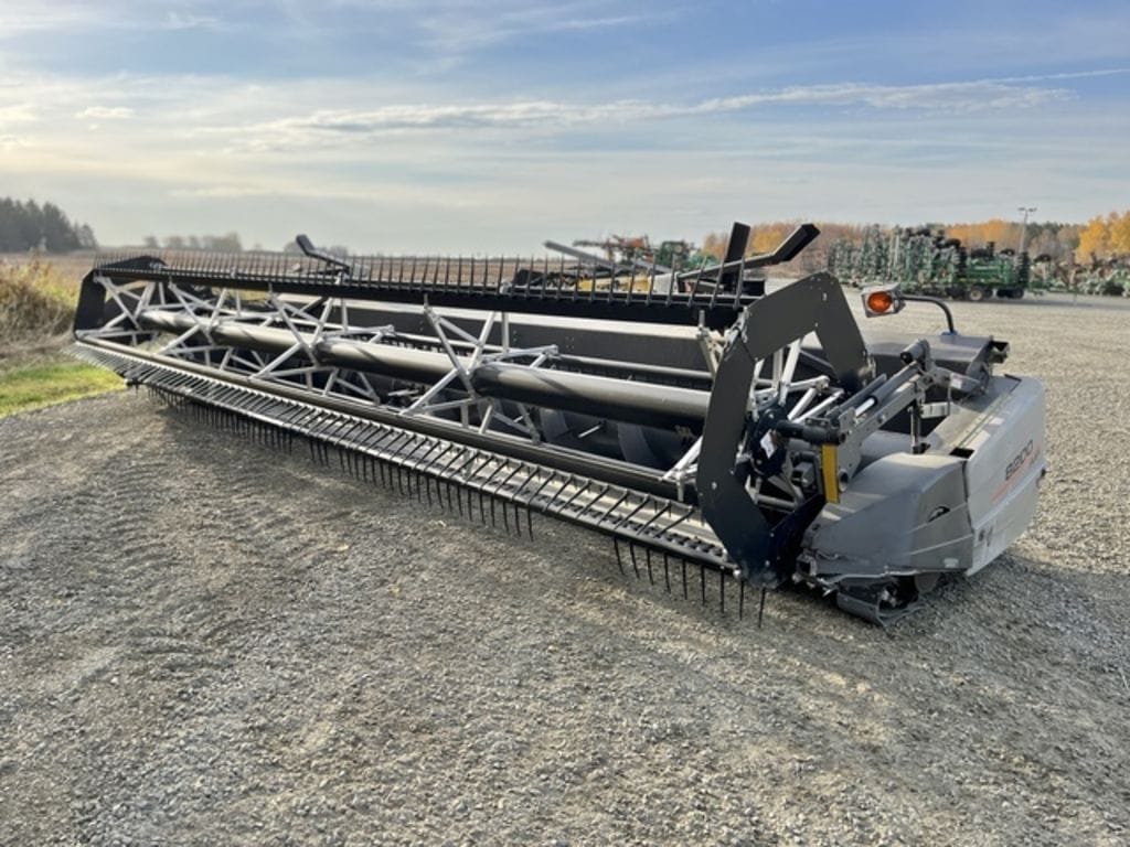 2009 Gleaner 8200 Equipment Image0