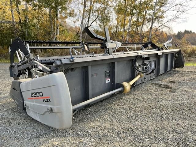 Image of Gleaner 8200 equipment image 2