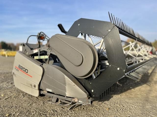 Image of Gleaner 8200 equipment image 4