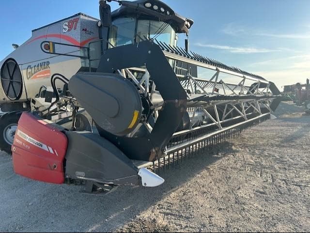 Image of Gleaner 8200 equipment image 2