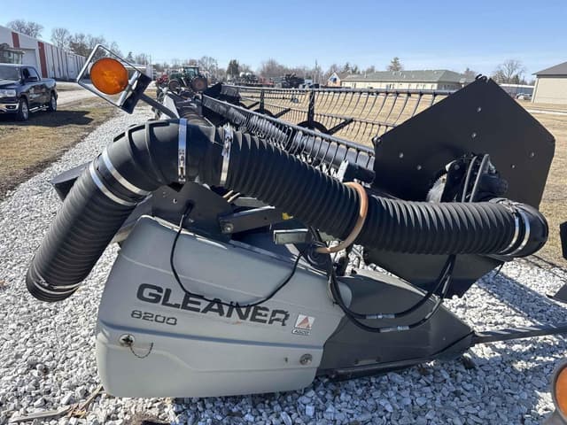 Image of Gleaner 8200 equipment image 4