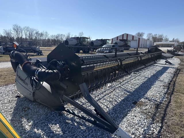 Image of Gleaner 8200 equipment image 3