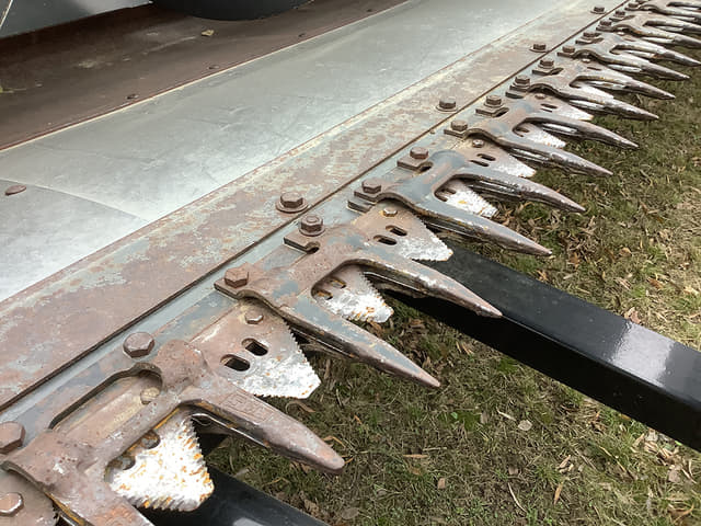 Image of Gleaner 8200 equipment image 2