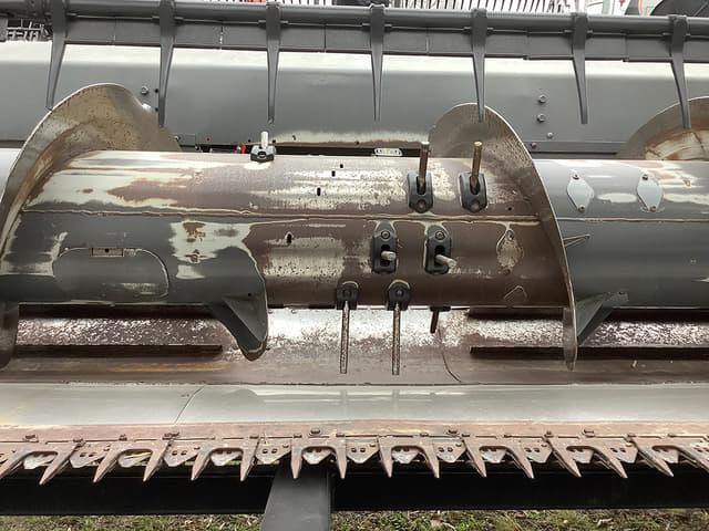 Image of Gleaner 8200 equipment image 3