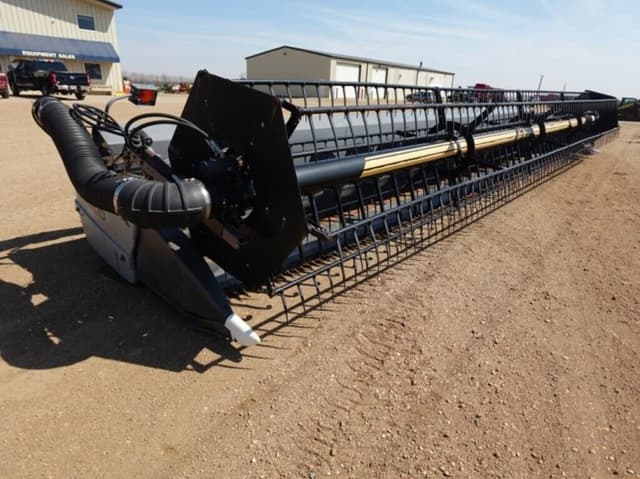 Image of Gleaner 8200 equipment image 2