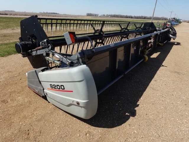 Image of Gleaner 8200 equipment image 1