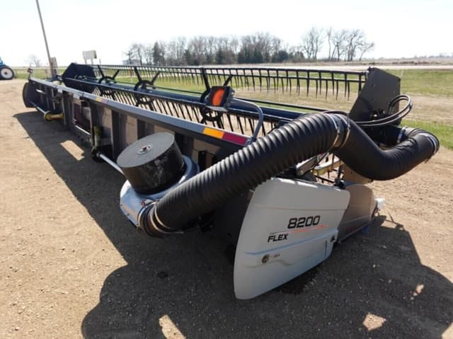 Image of Gleaner 8200 equipment image 3