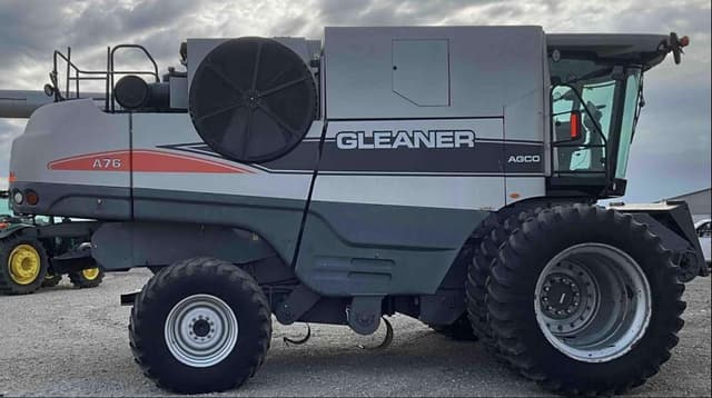 Image of Gleaner A76 equipment image 3