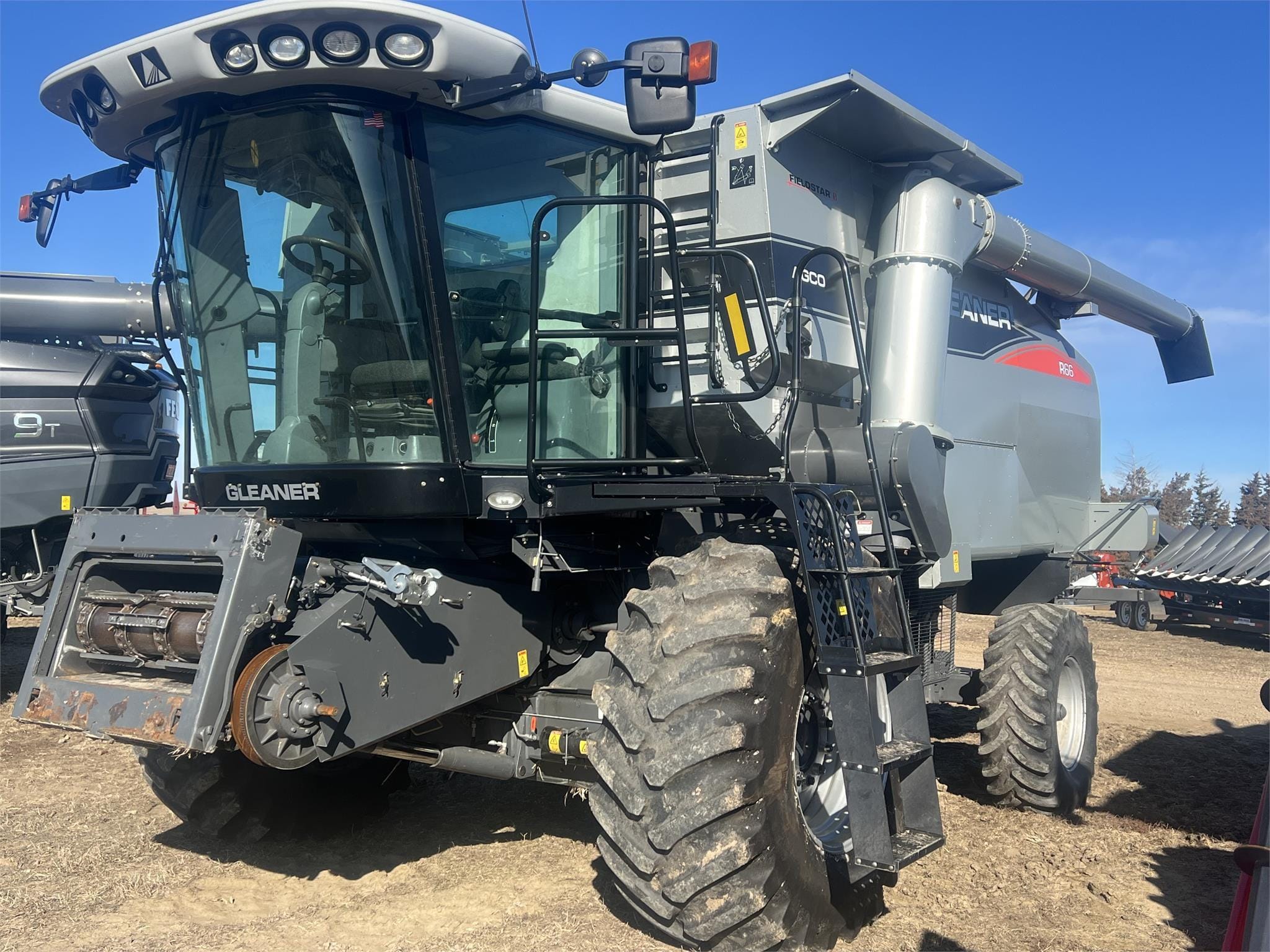 Main image Gleaner R66