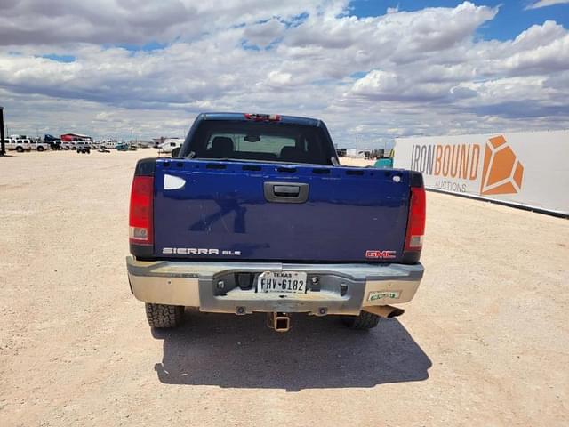 Image of GMC 2500HD equipment image 3