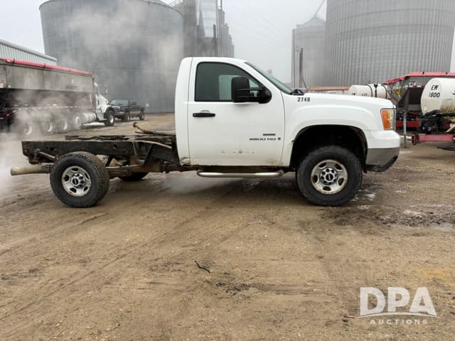 Image of GMC 2500HD equipment image 2