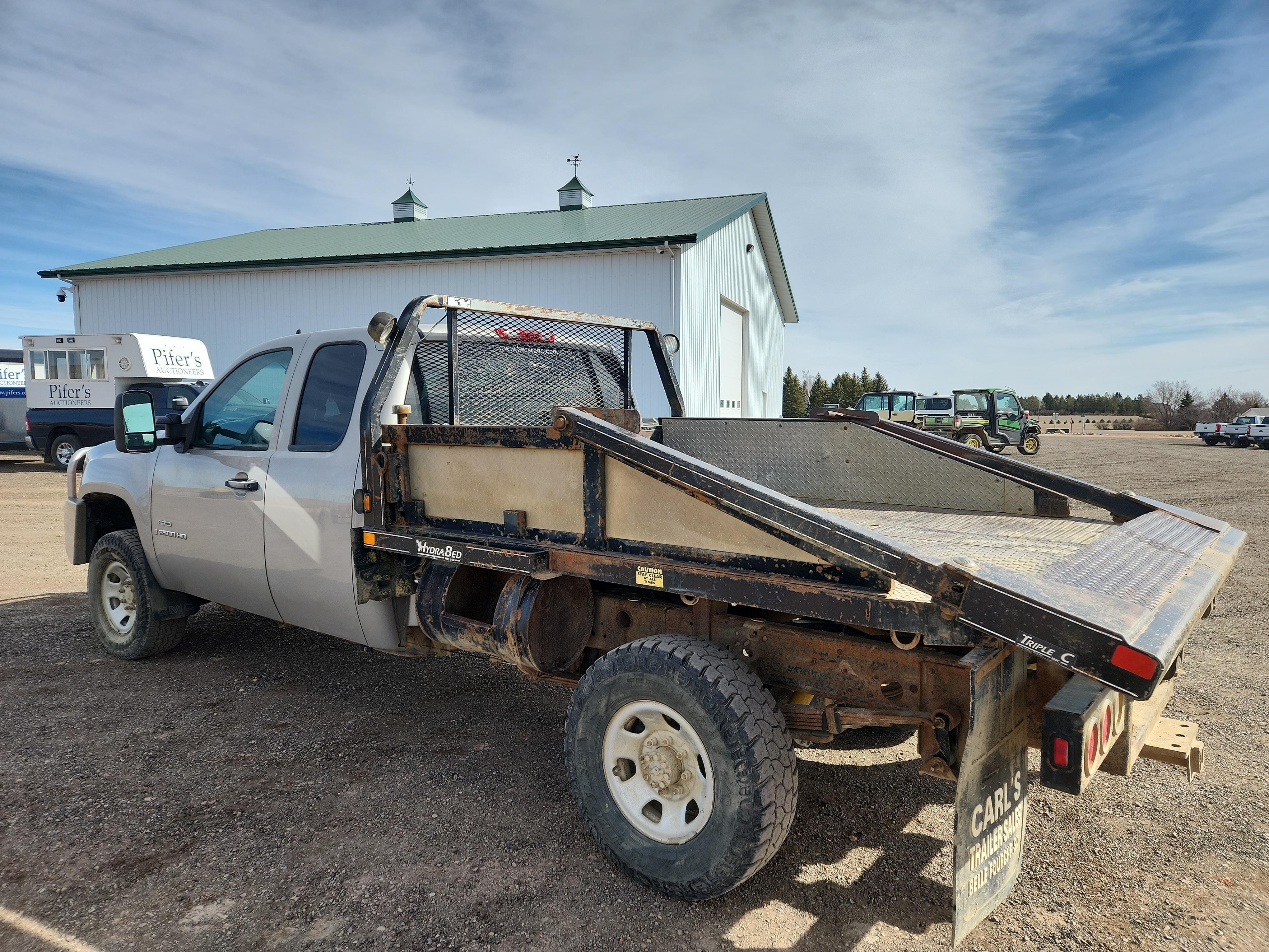 2009 GMC 3500HD Equipment Image0