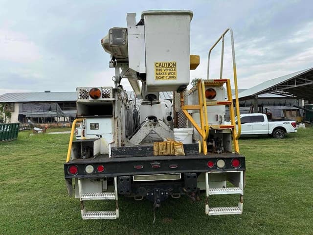 Image of GMC C8500 equipment image 3