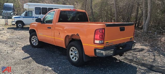 Image of GMC Sierra 1500 equipment image 1