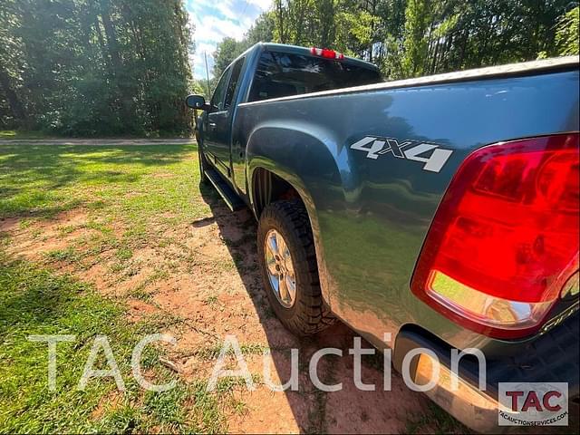 Image of GMC Sierra 1500 equipment image 2