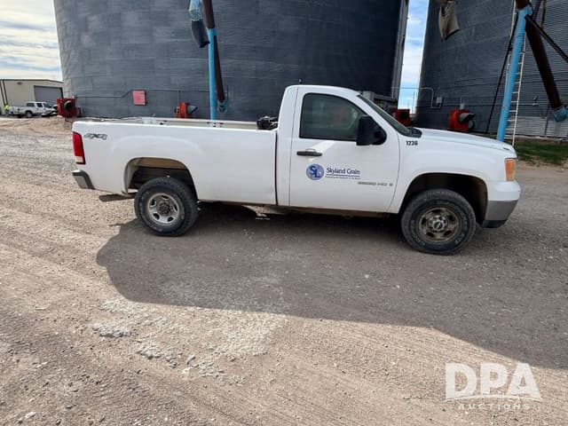 Image of GMC 2500HD equipment image 3