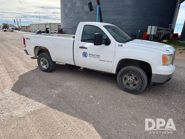 Image of GMC 2500HD equipment image 2