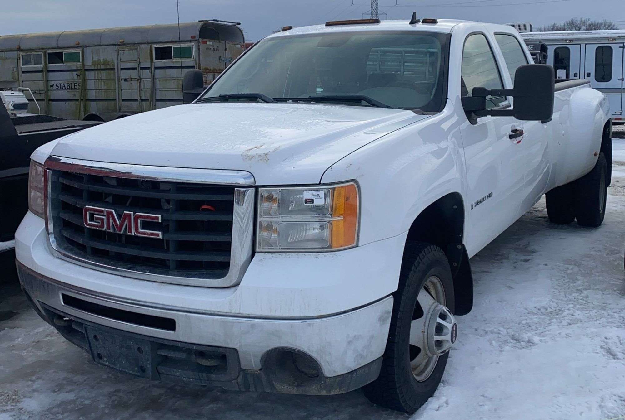 2009 GMC 3500HD Equipment Image0