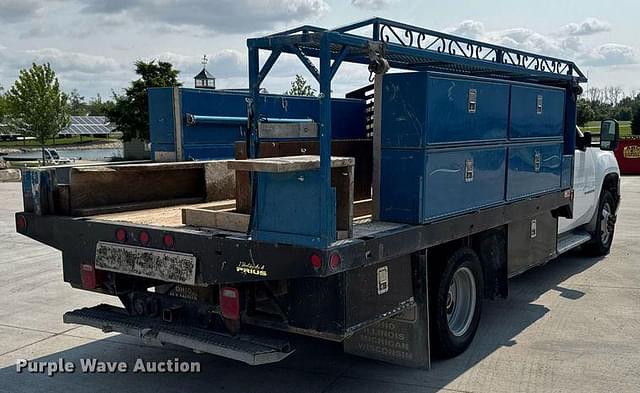Image of GMC 3500HD equipment image 4