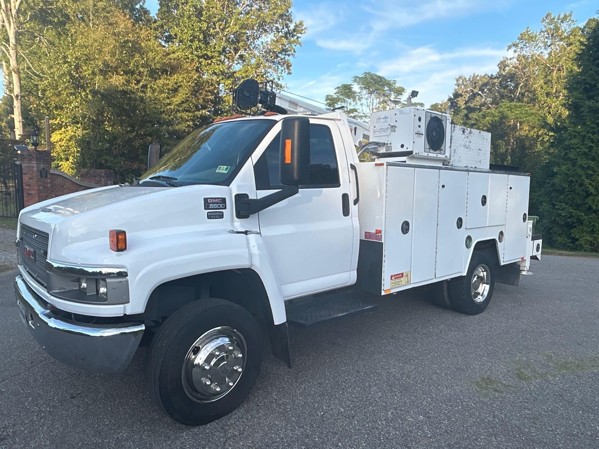 2009 GMC Topkick C5500 Equipment Image0