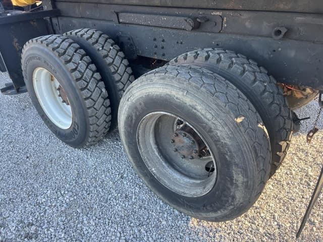 Image of GMC Topkick C8500 equipment image 2