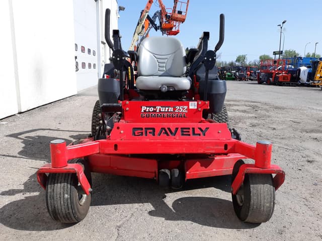 Image of Gravely Pro-Turn 252 equipment image 2