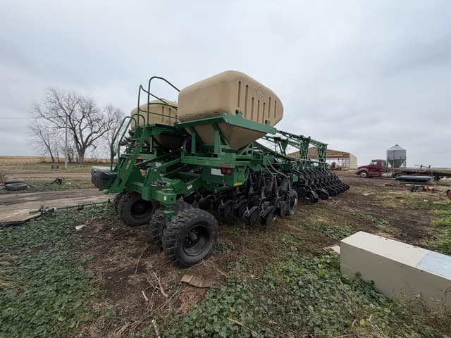 Image of Great Plains YP2425-48TR equipment image 2
