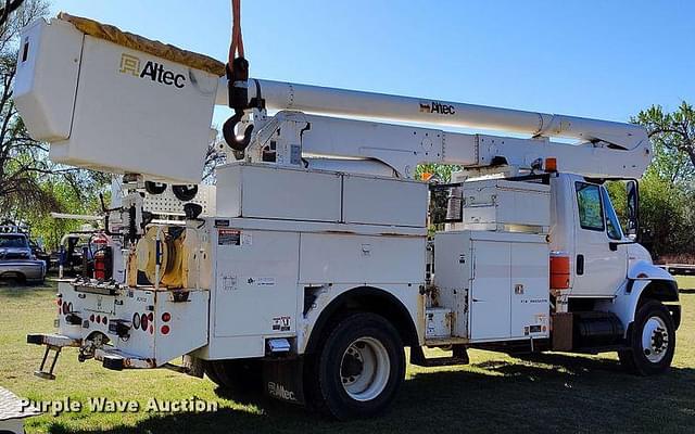 Image of International 4400 equipment image 4