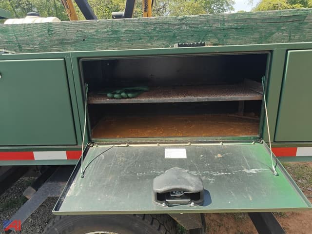 Image of International 4400 equipment image 4