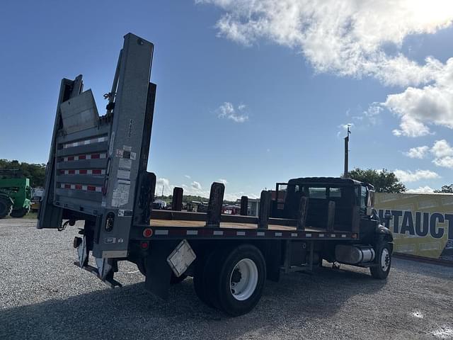 Image of International 4400 equipment image 3