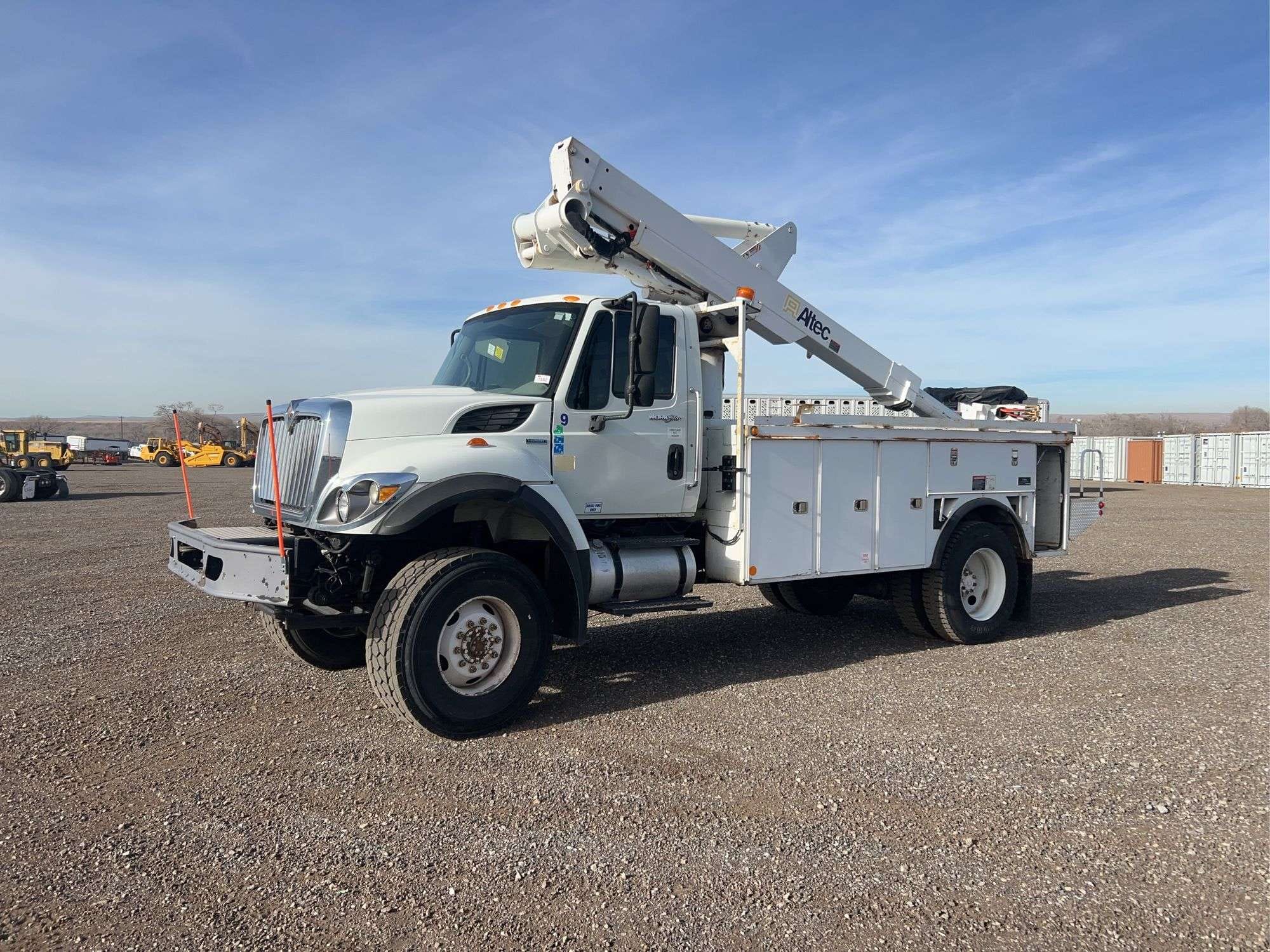 2009 International 7300 Equipment Image0