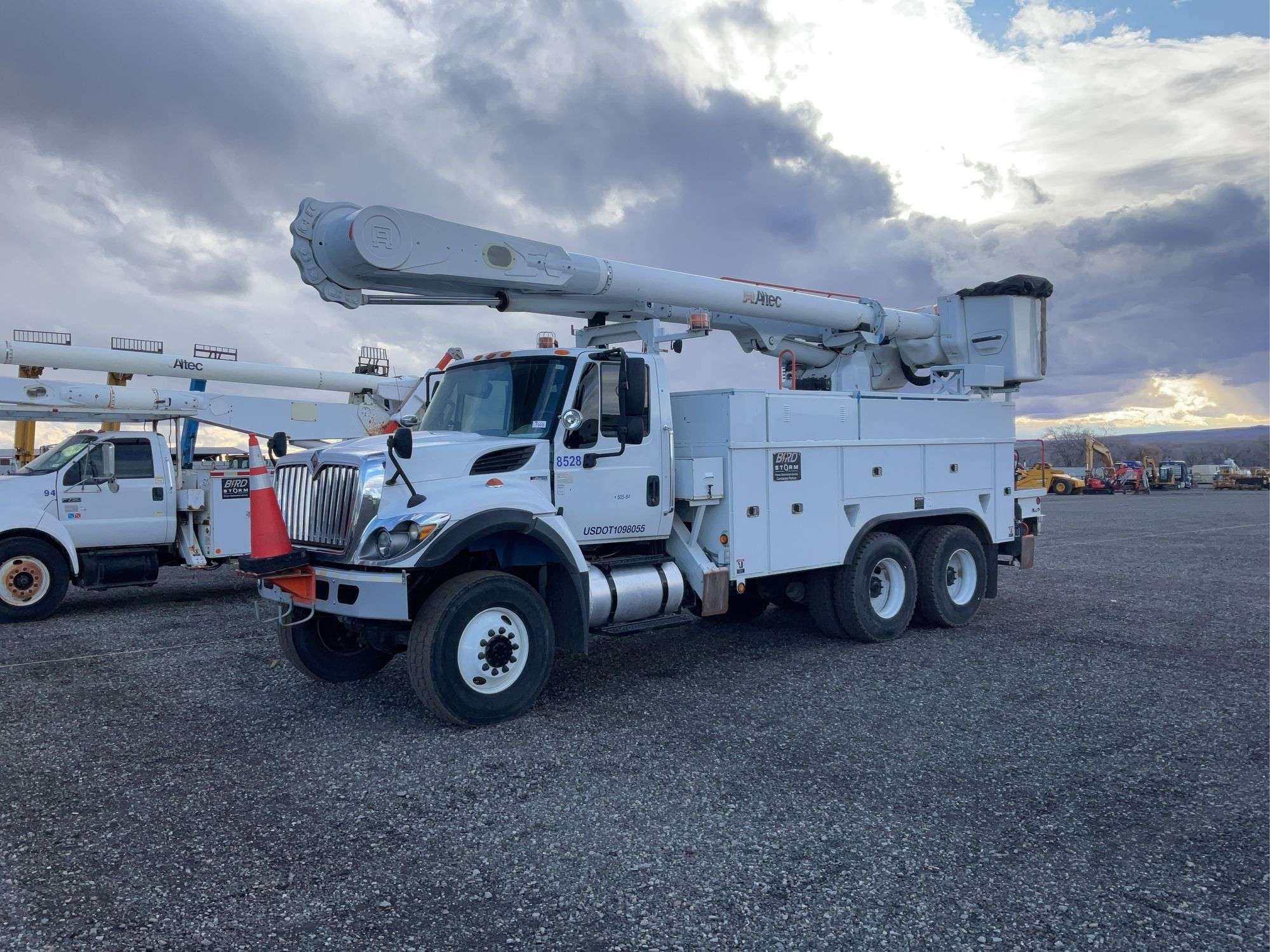 2009 International 7300 Equipment Image0