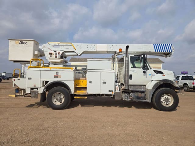 Image of International 7300 equipment image 2